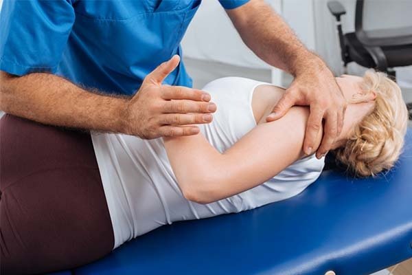 Atencion quiropractica con paciente adulto